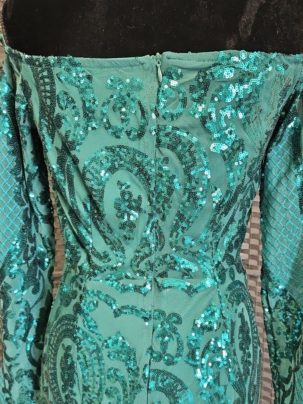 Size 10 emerald green off-shoulder long sleeve fitted sequin evening/prom gown - Picture 12 of 14